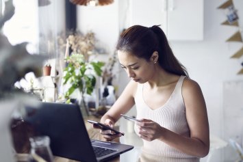 Kvinde tjekker sin computer