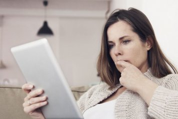 Kvinde ser på tablet