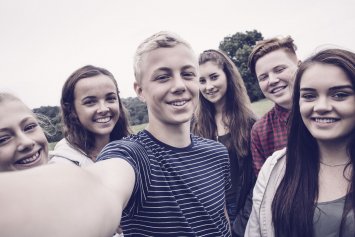 Unge mennesker der tager en selfie